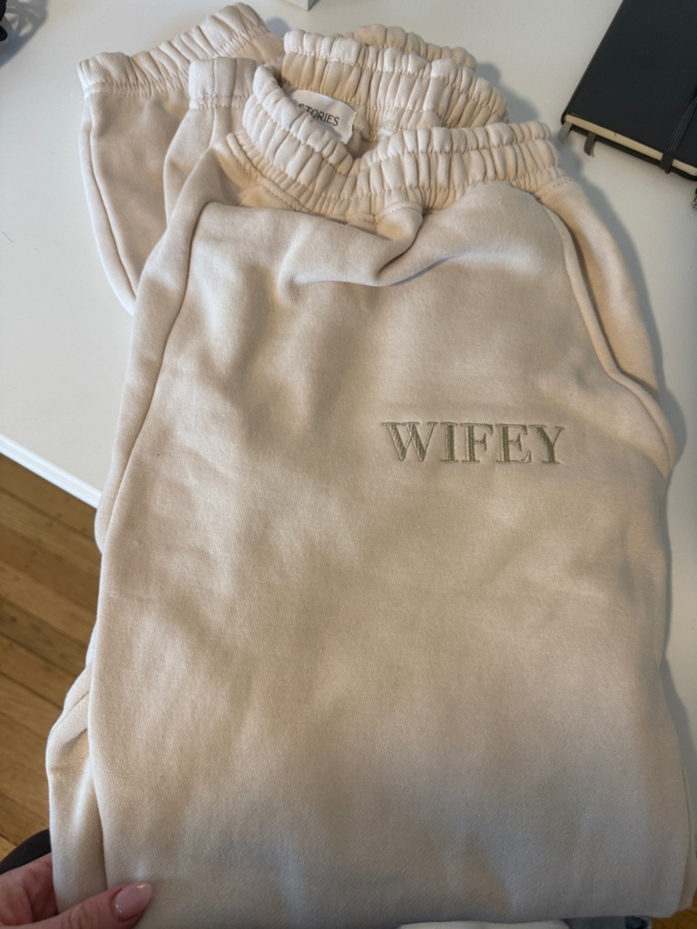 Six stories Wifey Embroidered Sweatpants - Cream